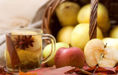 Bir fincan çay ve elma