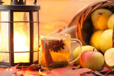 Bir fincan çay ve elma