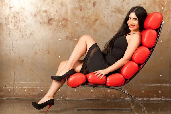 Femme dans un fauteuil — Photo