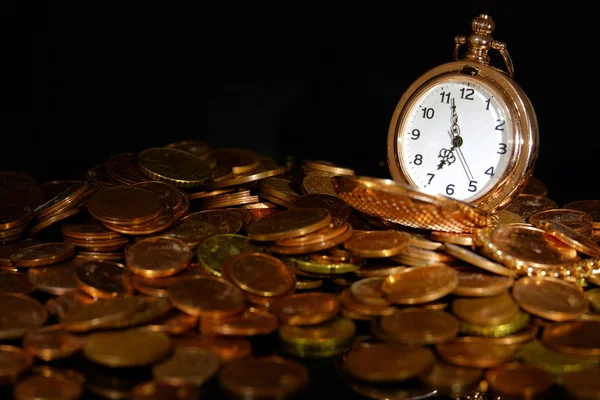 Reloj de bolsillo y monedas —  Fotos de Stock