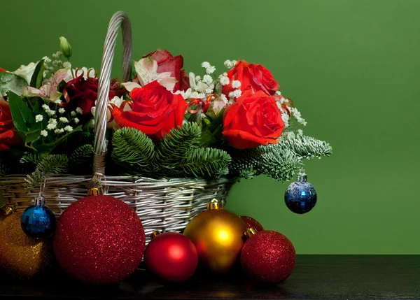 バスケットのクリスマスの花束 — ストック写真