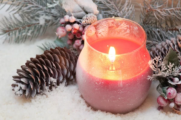 Красная свеча в снегу — стоковое фото