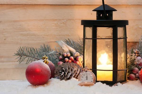 Svíčková lucerna ve sněhu — Stock fotografie