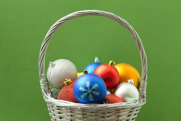 Bolas de Natal em uma cesta — Fotografia de Stock