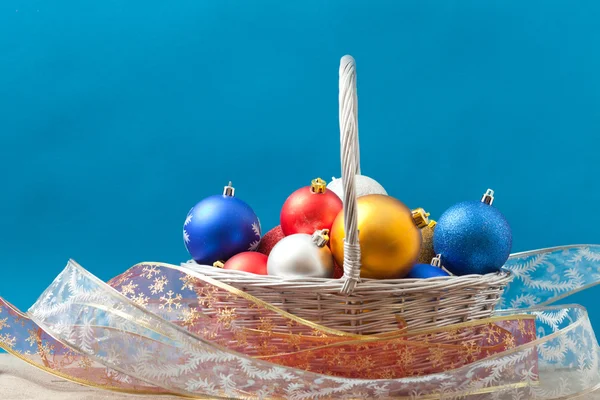 Bolas de Navidad en una cesta —  Fotos de Stock