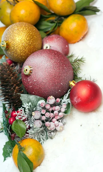 Noel topları ve mandalina — Stok fotoğraf