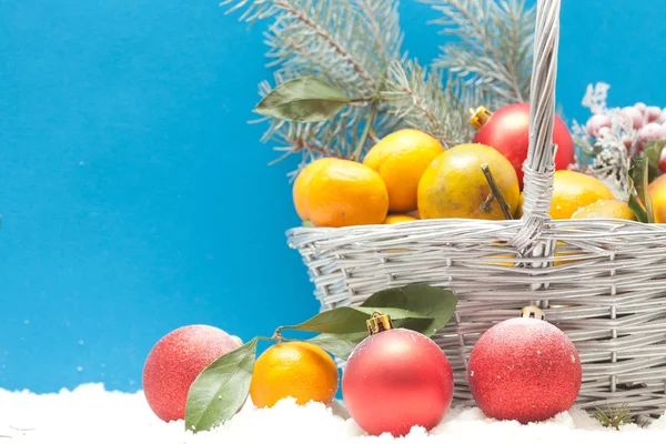 Bolas de Navidad y mandarinas —  Fotos de Stock