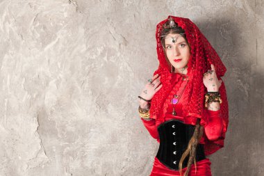 Kafasındaki bir fular kadınla