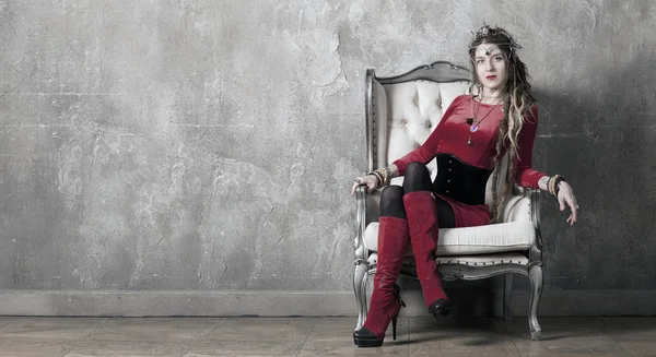 Femme dans un fauteuil — Photo