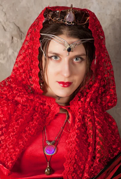 Frau mit einem Tuch auf dem Kopf — Stockfoto