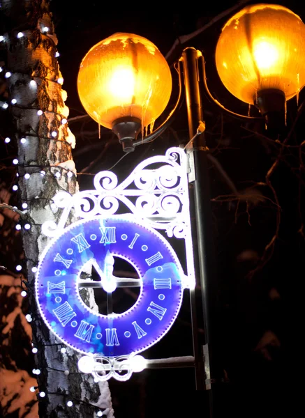 Leuchtende Uhr an der Laterne — Stockfoto