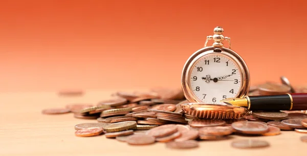 Reloj de bolsillo y monedas —  Fotos de Stock