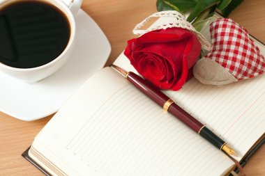 Açık not defteri ve kalem