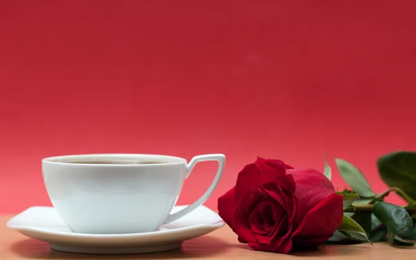 Кофе и роза — стоковое фото