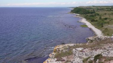 İsveç 'in Gotland Adası' nın güney ucundaki Hoburgsgubben 'deki dramatik kireçtaşı kayalıkları