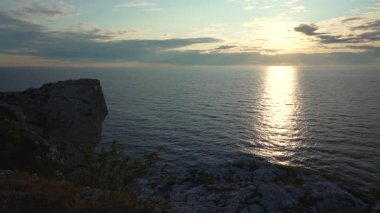 İsveç 'teki Gotland adasındaki Hgklint kayalıklarında gün batımı