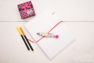 Beyaz masa üstünde defter