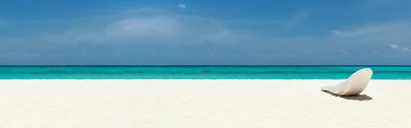 Zonnebank op een prachtig tropisch strand Rechtenvrije Stockfoto's