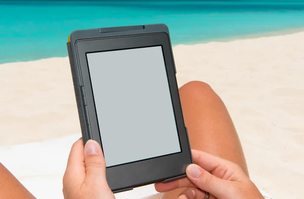 E-boek lezer op het strand Rechtenvrije Stockfoto's