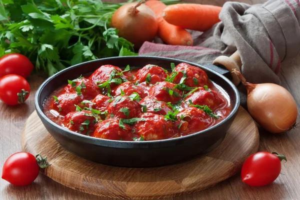Фрикадельки в томатном соусе — стоковое фото