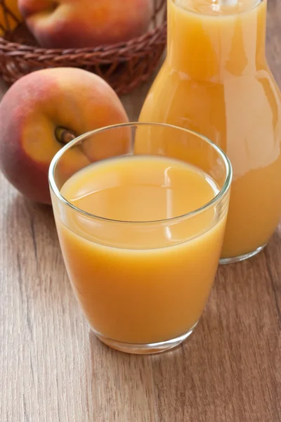 Perzik sap drinken — Stockfoto