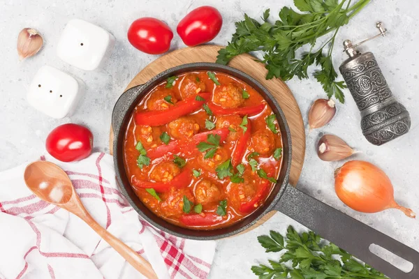 Deliciosas Albóndigas Ternera Con Pimiento Rojo Salsa Tomate Vegetal Ajo — Foto de Stock