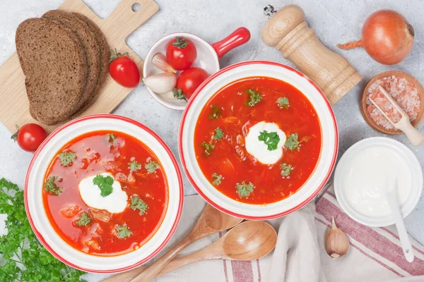 Rödbetssoppa Med Gräddfil Rågbröd Persilja Och Vitlök Två Vita Skålar Stockbild