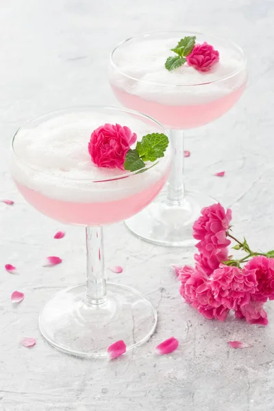 Rosa Cocktail Mit Rosenblüten Zwei Weingläsern Mit Proteinschaum Dekoriert Rose — Stockfoto