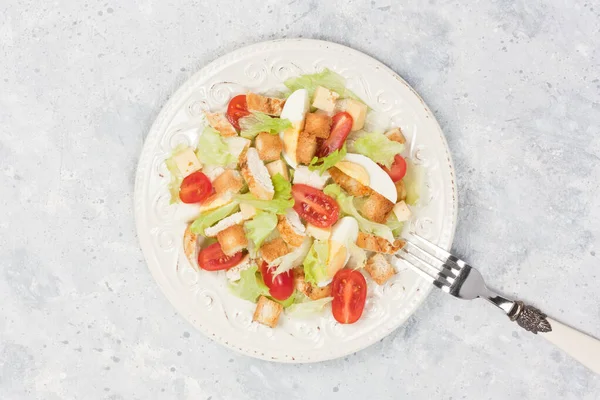 Chicken Caesar Salat Mit Salat Kirschtomaten Parmesan Crouton Teller Auf lizenzfreie Stockbilder