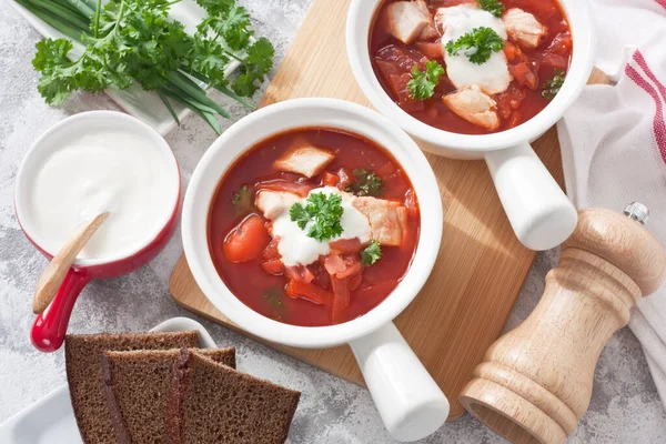 Rödbetssoppa Borscht Med Kyckling Kött Gräddfil Persilja Två Vita Skål Royaltyfria Stockfoton