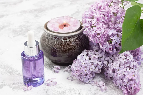 Essentiell Aromaolja Aromatiskt Ljus Lila Blomma För Aromaterapi Spa Massage Stockfoto