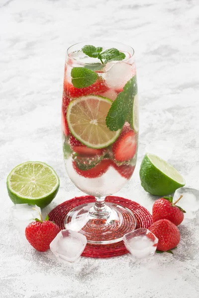 Mojito Aardbeiencocktail Verfrissend Zomerdrankje Met Limoen Munt Ijsblokje Glas Grijze Rechtenvrije Stockfoto's