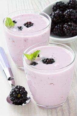 tatlı ve yoğurt böğürtlen