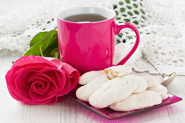 Té de taza, galletas de almendras y rosa — Foto de Stock