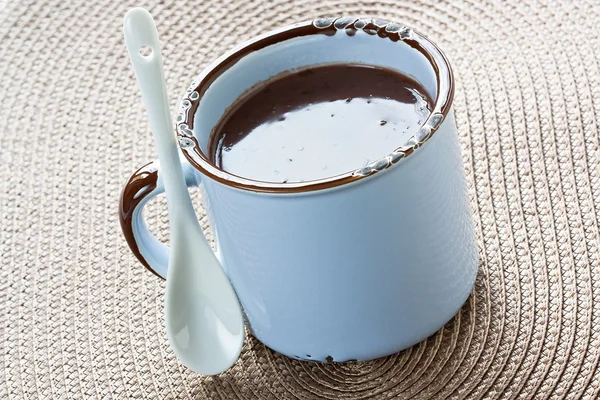 Chocolate quente em azul caneca rústica — Fotografia de Stock