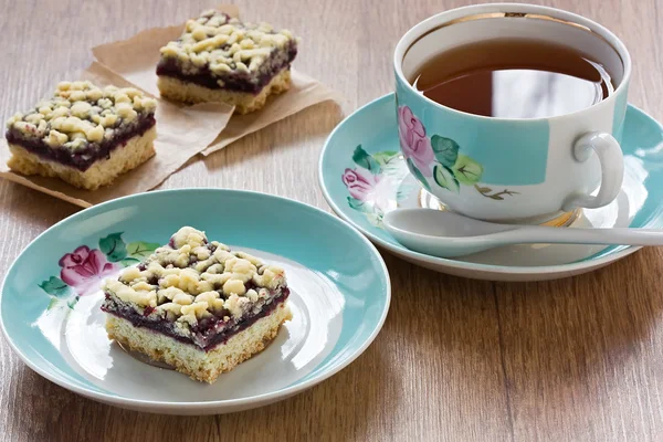 Desmenuzar pastel y taza de té — Foto de Stock