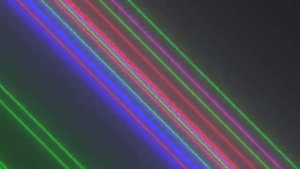 Os feixes coloridos de lasers diagonais explodem da linha branca grossa — Vídeo de Stock