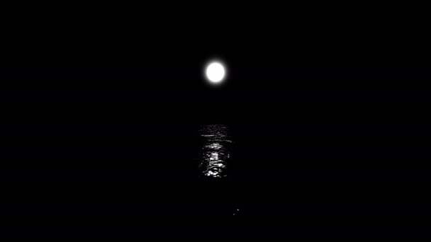 Сонце або місяць, що відбивають брижі спокійної океанської романтичної маски — стокове відео