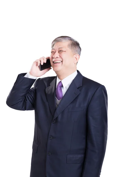 Старый азиатский бизнесмен с мобильным телефоном — стоковое фото