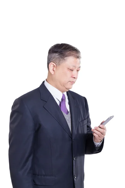 Oude Aziatische zakenman met cellphone — Stockfoto