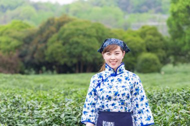 Asyalı kız malzeme çekme Çay yaprağı 