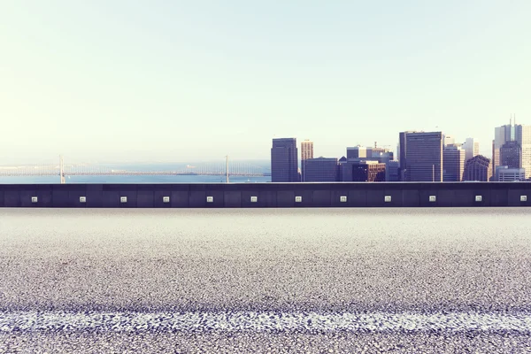 Strada vuota con paesaggio urbano di San Francisco sfondo — Foto Stock