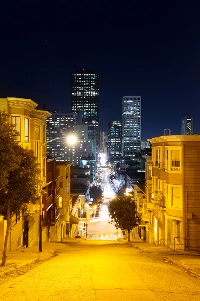 Cena noturna da estrada da cidade em San Francisco — Fotografia de Stock