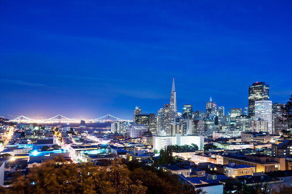 город Сан-Франциско и вид на горизонт

