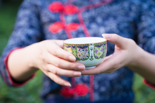 Chica asiática sostiene taza en plantación de té — Foto de Stock