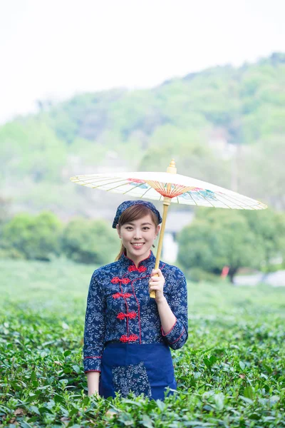 Asiatico ragazza tiene ombrello in tè piantagione — Foto Stock