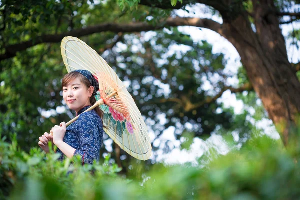 Asiatico ragazza tiene ombrello in tè piantagione — Foto Stock