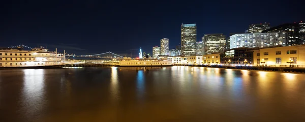 Woda z miasta San Francisco w nocy — Zdjęcie stockowe