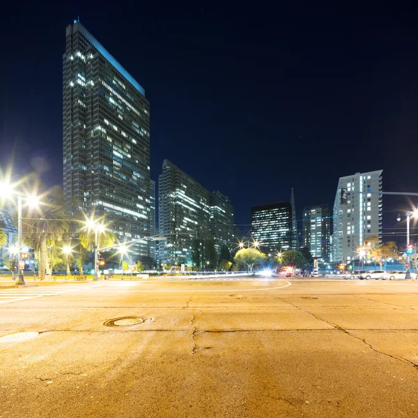 City road with cityscape of San Francisco at night — Stock Photo, Image