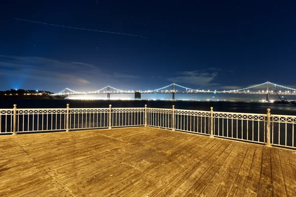 Piso de madera con paisaje urbano de San Francisco por la noche Imagen de archivo